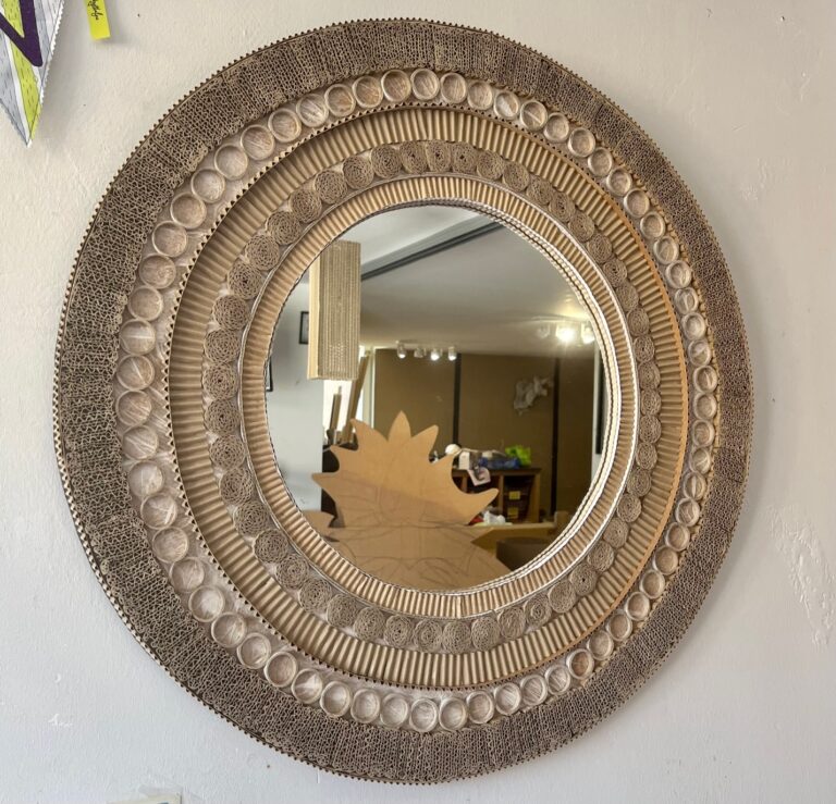 Miroir en carton par l'artiste Sandrine Knobloch