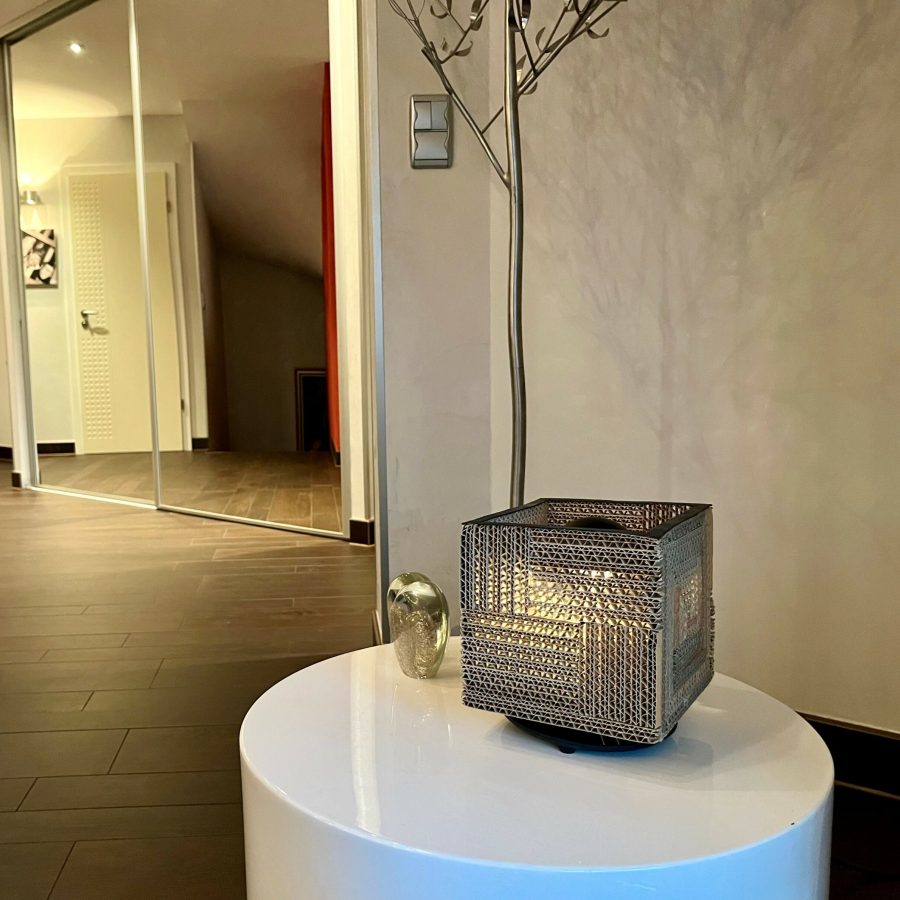Liminaire en carton par l'artiste Sandrine Knobloch